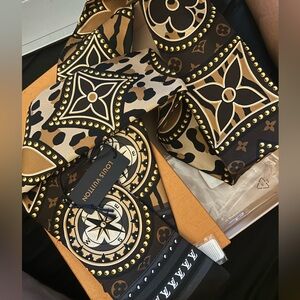 Louis Vuitton Band “World Marron Authentic